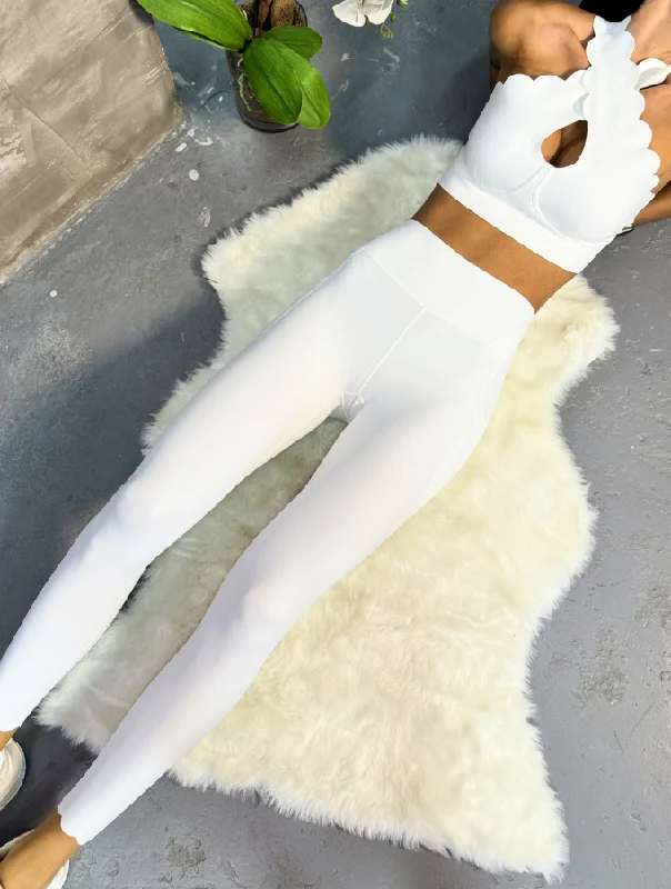 LUXE SCALLOP LEGGINGS - SNOW Comfortable Slip-On Compression Leggings