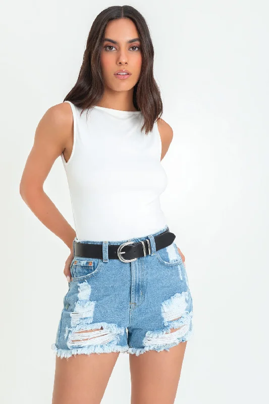 Short corto de denim con rotos fit recto